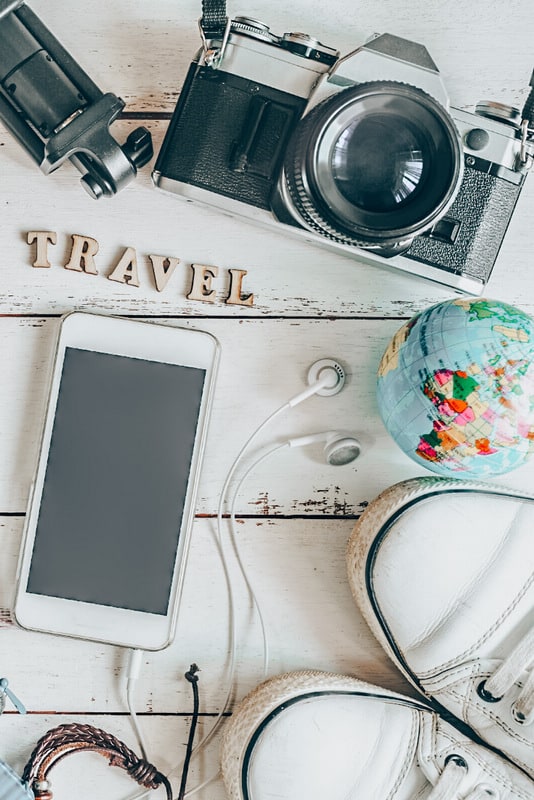 如何开始你的旅行基金与旅行必需品手机相机耳机