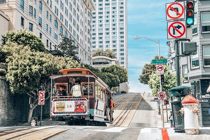 旧金山朗伯德街的缆车