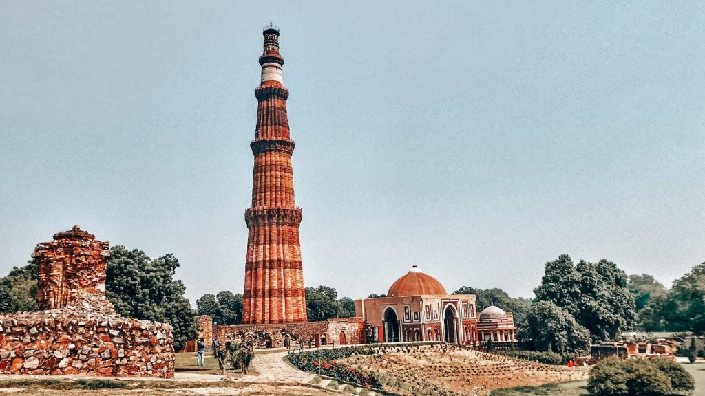 了解Qutub Minar的事实，并在信息丰富的德里遗产步行和旅游中探索这个历史上的莫卧儿建筑奇迹。