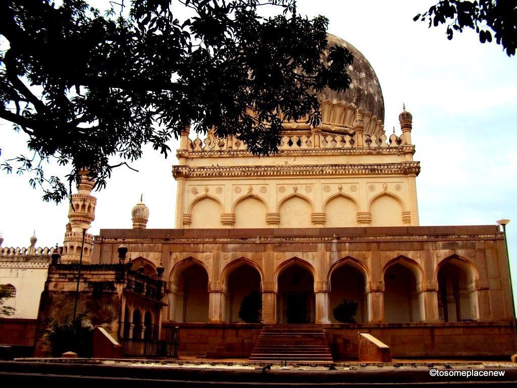 海得拉巴是印度南部泰伦加纳邦的首府。海得拉巴有皇家尼扎姆的遗产，他们美丽的建筑，美味的食物，商业历史和热情的人们。阅读本文，计划前往印度海得拉巴的行程