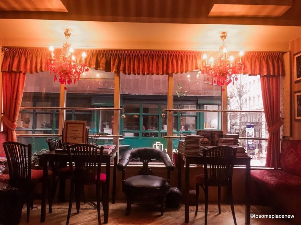 卡萨布兰卡餐厅——我们决定在那里度过晚上，因为外面开始下雨了。雨水使这个城市更加美丽和宁静。纽约咖啡馆被认为是世界上最美丽的咖啡馆之一。看看内部情况就知道原因了。