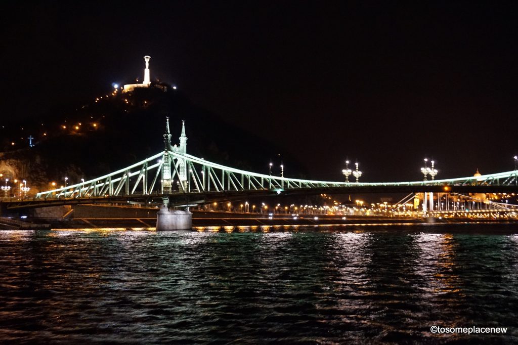 回顾多瑙河晚餐巡航-在布达佩斯的桥梁和议会的壮丽景色，在享受3道菜的晚餐的同时，所有的夜晚都是辉煌的