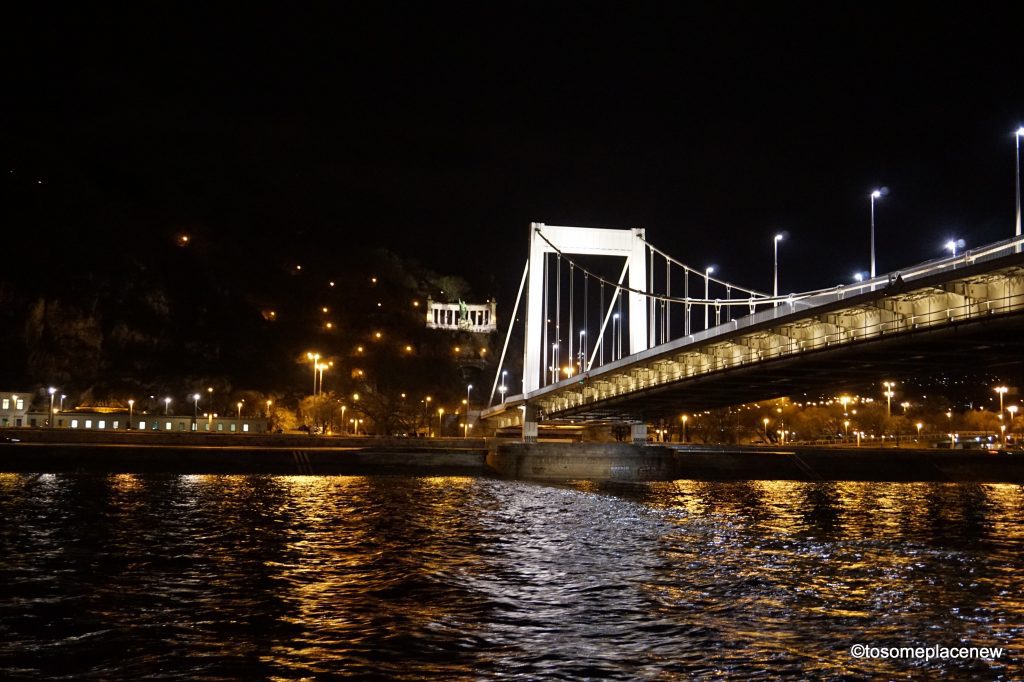 回顾多瑙河晚餐巡航-在布达佩斯的桥梁和议会的壮丽景色，在享受3道菜的晚餐的同时，所有的夜晚都是辉煌的