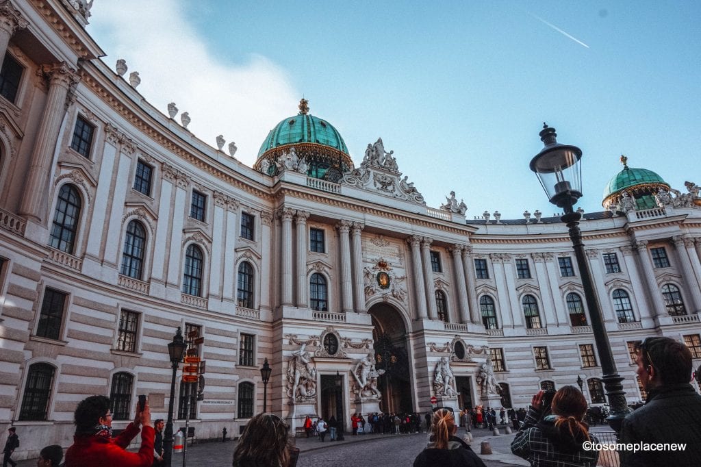 维也纳是奥地利美丽的首都。这篇文章是一个快速的行程指南，可以帮助你计划维也纳之旅。探索城市的顶级亮点，如霍夫堡宫，在歌剧院欣赏独奏会，在晚上体验美丽的咖啡馆。这是您完美的48小时维也纳行程#维也纳
