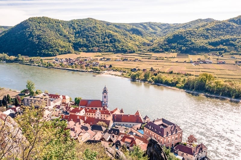 瓦豪河谷的邓恩斯坦镇，蓝白塔的修道院教堂和多瑙河从上面