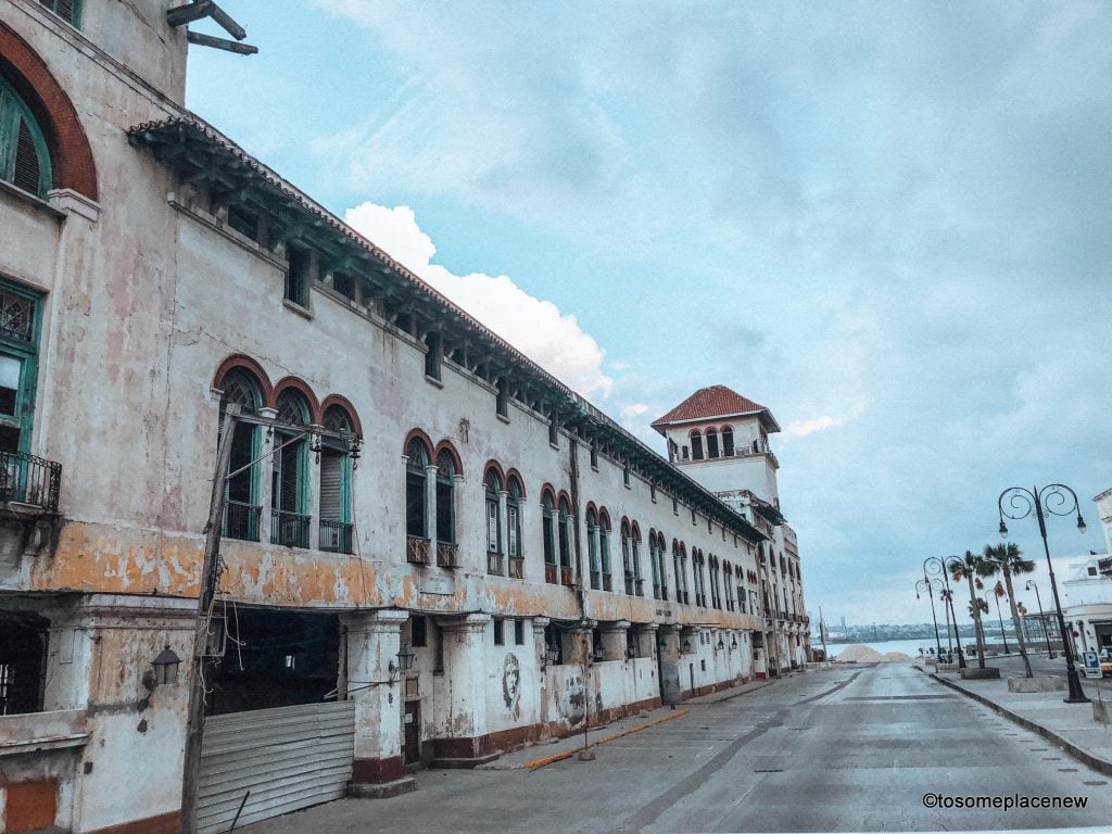 哈瓦那港码头照片。你在哈瓦那待了三天?充分利用它!参观联合国教科文组织遗产地哈瓦那老城，了解革命时代，探索西班牙地区，沿着海滨漫步，喝一些代基里酒!在这里计划你完美的哈瓦那行程
