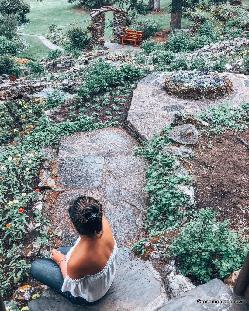 加拿大班夫的瀑布花园。对于非徒步旅行者来说，完美的5天班夫行程。享受贡多拉之旅，温泉与迷人的山景，在班夫的湖泊和花园放松!