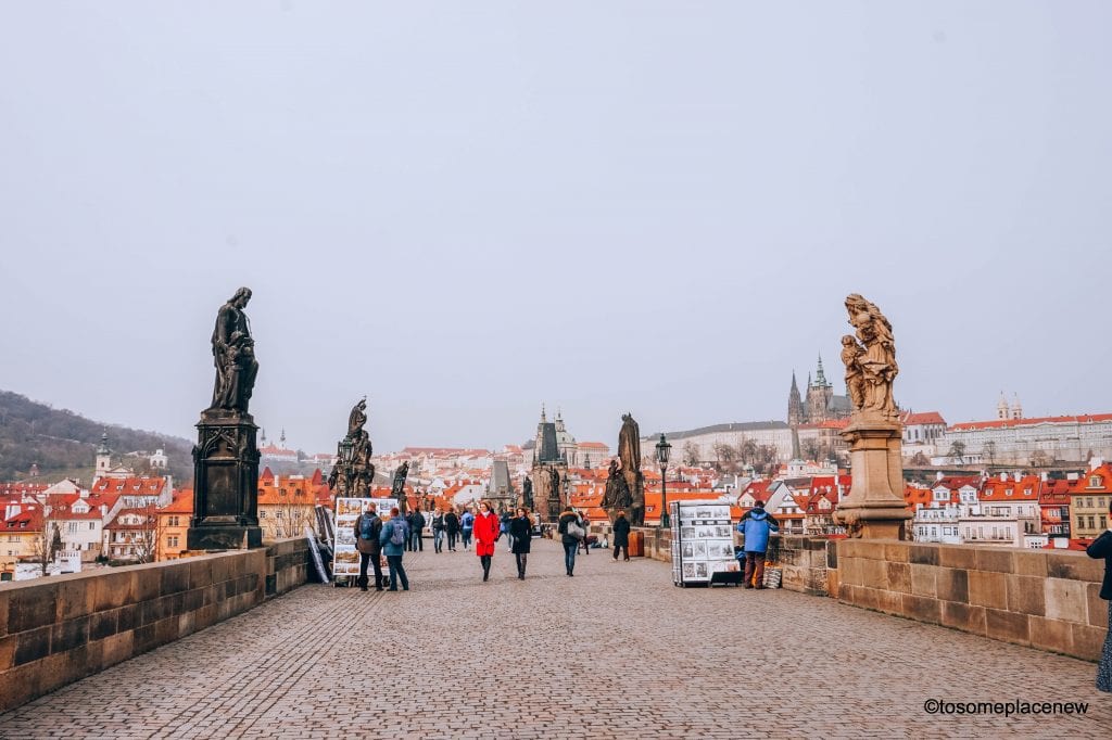 参观布拉格老城的查理大桥，它是捷克共和国布拉格最具标志性的标志之一