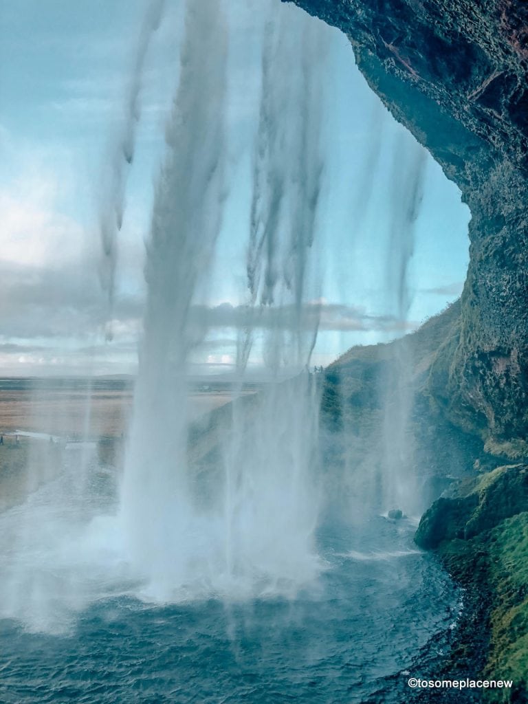 Seljalandsfoss追逐瀑布和北极光，在地热温泉中浸泡，与马匹和毛茸茸的绵羊见面，并在您的3天冰岛行程中探索雷克雅未克多彩的小巷