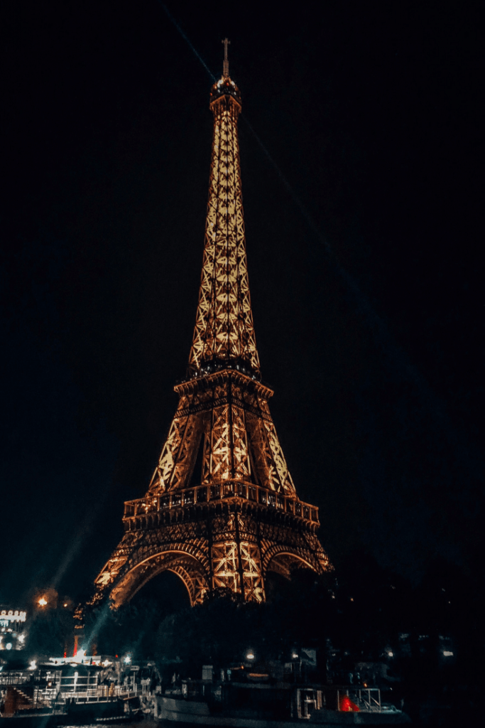 巴黎度假的巴黎摄影胜地。这份清单对于第一次来的游客来说是理想的，其中包括巴黎城市指南，帮助你计划梦想中的欧洲之旅。这些巴黎的摄影想法涵盖了埃菲尔铁塔、卢浮宫和其他在法国巴黎可以做的很棒的事情，以获得最好的巴黎Instagram照片来分享。所以，这里是为第一次访问Instagram的游客准备的15个巴黎最佳Instagram景点。