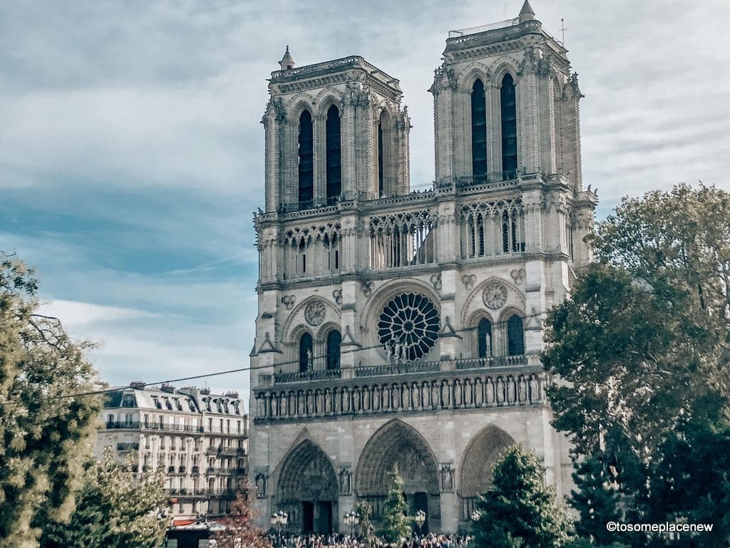 探索巴黎的亲密方式——巴黎私人游是了解浪漫之都巴黎文化的好方法。这是一个与你梦想中的城市“接触和参与”的完美方式，旅行指南对城市和它的巴黎社区有深入的了解，带你去像标志性的埃菲尔铁塔，卢韦，蒙马特，巴黎圣母院，凡尔赛等等!-巴黎私人旅行#巴黎，巴黎度假的最佳巴黎摄影地点。这份清单对于第一次来的游客来说是理想的，其中包括巴黎城市指南，帮助你计划梦想中的欧洲之旅。这些巴黎的摄影想法涵盖了埃菲尔铁塔、卢浮宫和其他在法国巴黎可以做的很棒的事情，以获得最好的巴黎Instagram照片来分享。所以，这里是为第一次访问Instagram的游客准备的15个巴黎最佳Instagram景点。