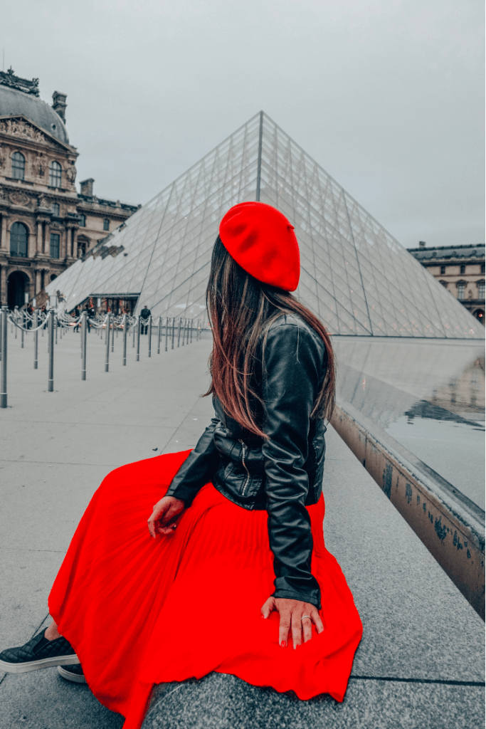 卢浮宫博物馆，一个女孩在欣赏卢浮宫金字塔