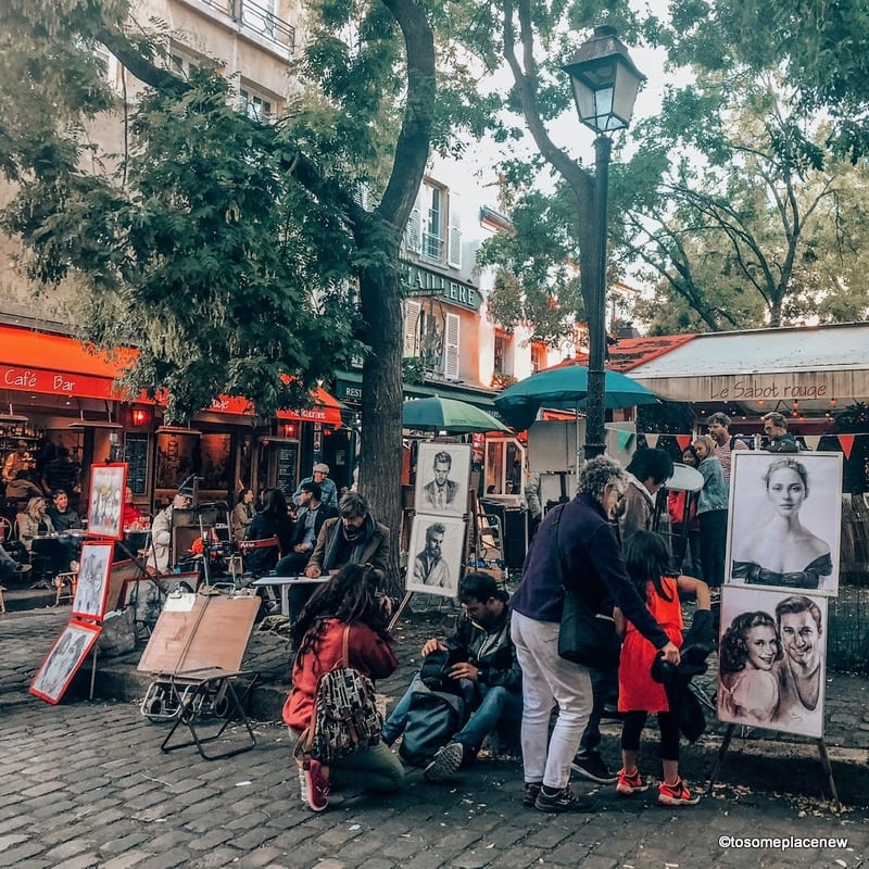 蒙马特艺术广场蒙马特一瞥-恐惧的心大教堂，纪念品商店，咖啡馆和小巷。完美的4天巴黎行程-在巴黎的4天里体验最好的观光，吃什么，住在哪里和其他旅行提示#巴黎#巴黎行程