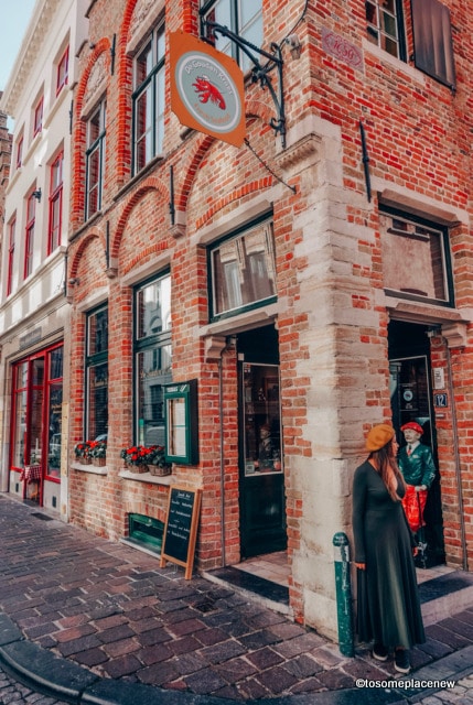 布鲁日的海鲜餐厅。在布鲁日的一天行程中，准备好被姜饼屋、中世纪市场广场、浪漫运河之旅、比利时华夫饼和啤酒之旅迷住吧。