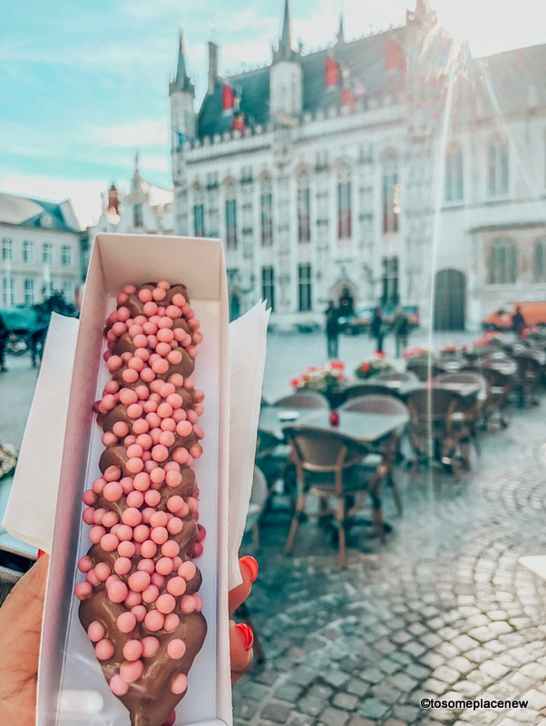 棒上华夫饼——准备好在布鲁日的一天行程中被姜饼屋、中世纪市场广场、浪漫运河之旅、比利时华夫饼和啤酒之旅迷住吧。