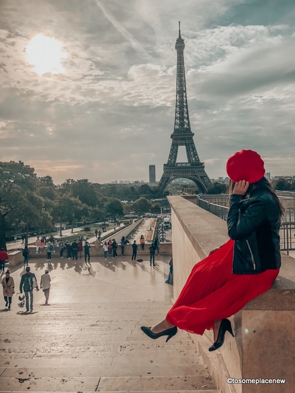 巴黎埃菲尔铁塔的红裙女孩