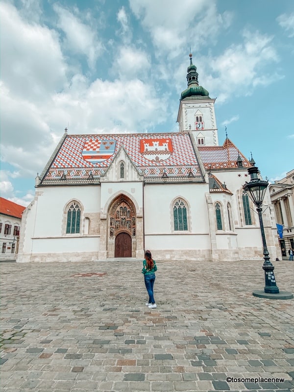 萨格勒布是欧洲最美丽的城市之一，一个女孩站在圣马可大教堂前