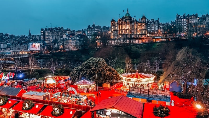 英国苏格兰，爱丁堡老城夜晚的冬季节日