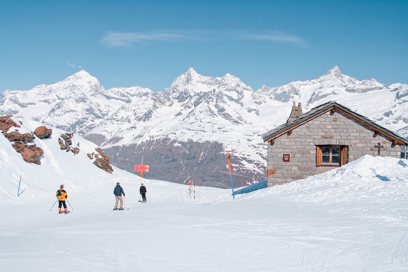 滑雪者在位于瑞士戈尔内格拉特的马特洪峰