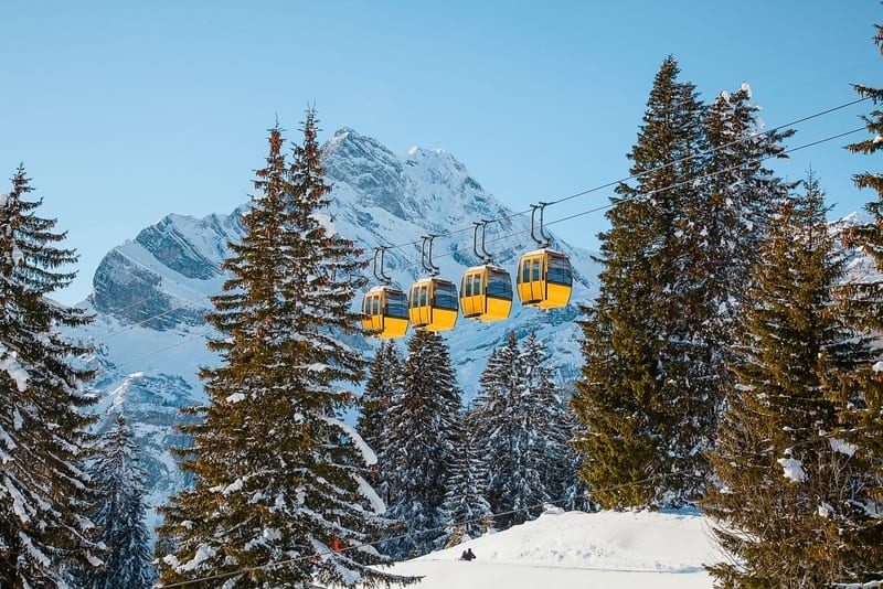你的遗愿清单上列出了瑞士冬季最佳旅游地点。参观圣诞市场，庆祝节日和冬季冒险