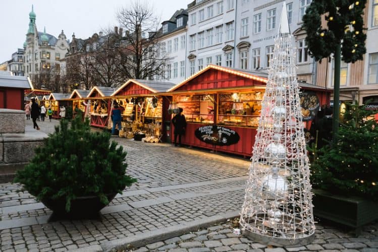 哥本哈根/丹麦- 2019年11月:圣诞市场Højbro Plads的木制摊位。节日期间为游客提供街头小吃和当地工艺品的装饰摊位。Hygge节日气氛。