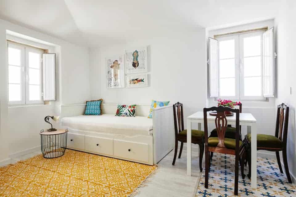 里斯本Airbnb的客厅视图，位于历史中心法多的漂亮公寓