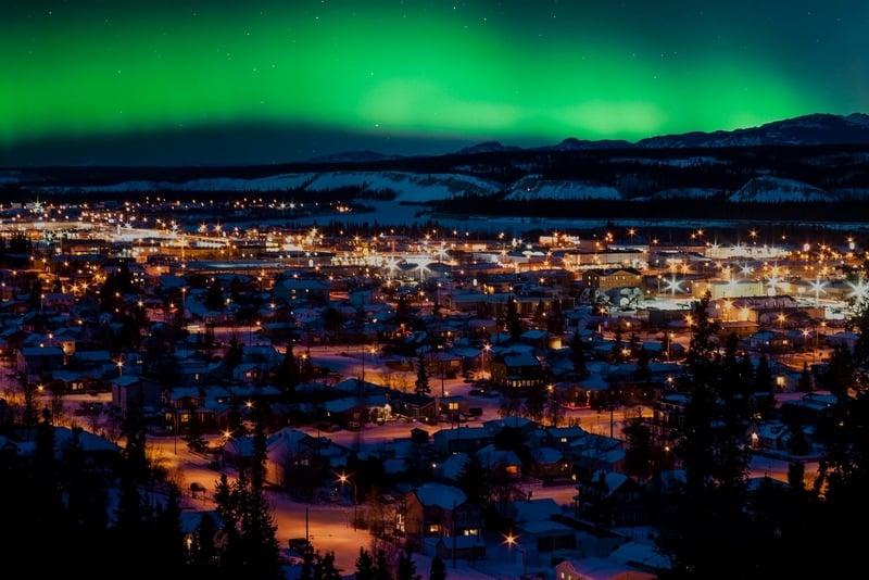 冬季，强烈的北极光(北极光)在加拿大育空地区首府怀特霍斯市中心上空形成亚风暴。