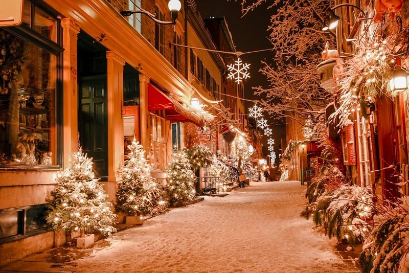魁北克市荒凉的街道为圣诞节而装饰