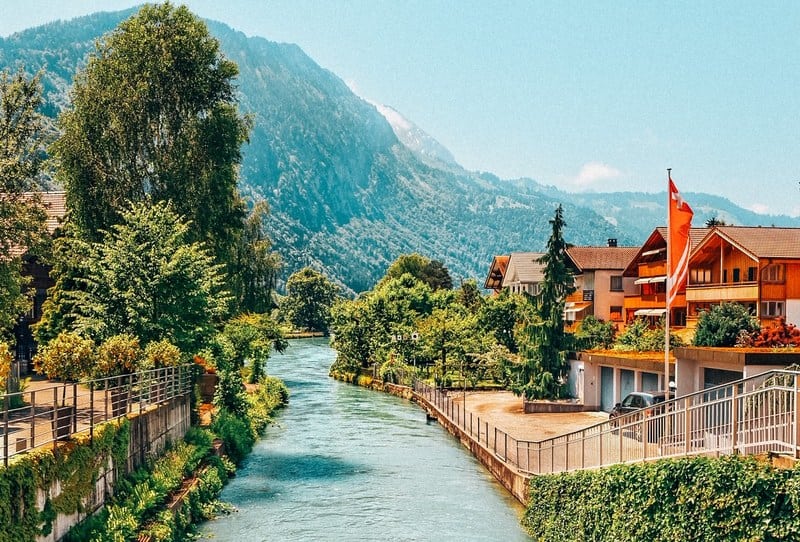 瑞士因特拉肯的河流和房子的美丽景色