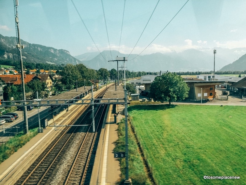 从瑞士火车上俯瞰乡村和铁轨