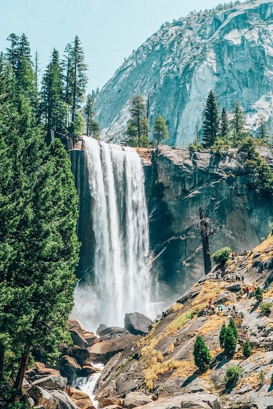 春天瀑布是一个317英尺高的瀑布，位于加州约塞米蒂国家公园内华达瀑布下游的默塞德河上。