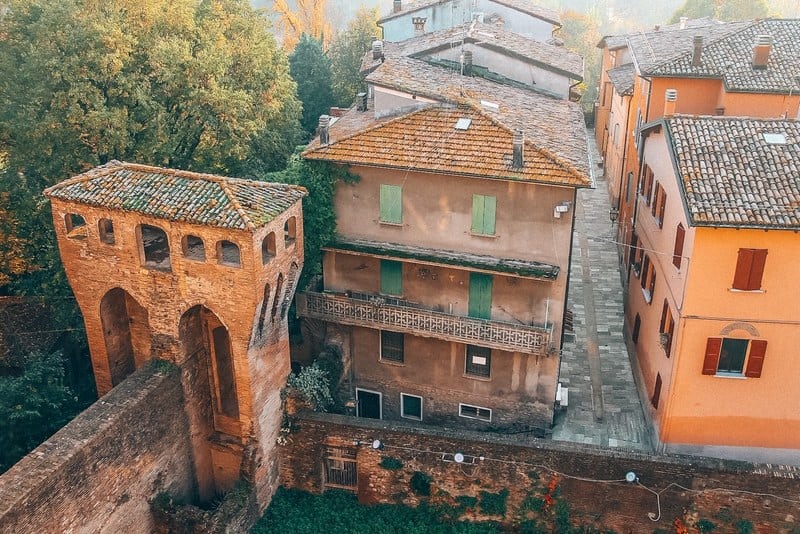 意大利历史悠久的维尼奥拉市中心。俯视图