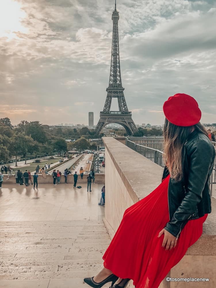 穿着红裙子的女孩在巴黎的某一天欣赏埃菲尔铁塔