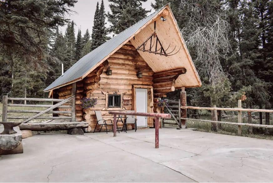 发现黄石国家公园附近最好的Airbnbs，一个惊人的度假。首选包括小屋、帐篷、豪华露营等