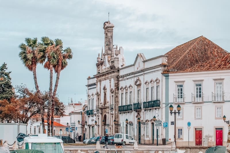 美丽的葡萄牙法罗历史中心的主要入口。