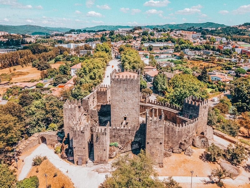 鸟瞰吉马良斯城堡，葡萄牙第一个首都