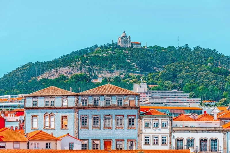 葡萄牙Viana do Castelo利马河畔五颜六色的房屋立面