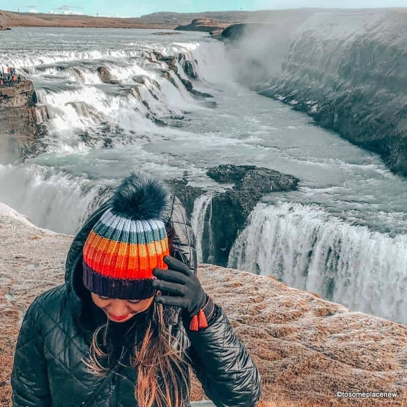 冬天的冰岛，一个戴着彩色无檐便帽的女孩。冰岛装箱单