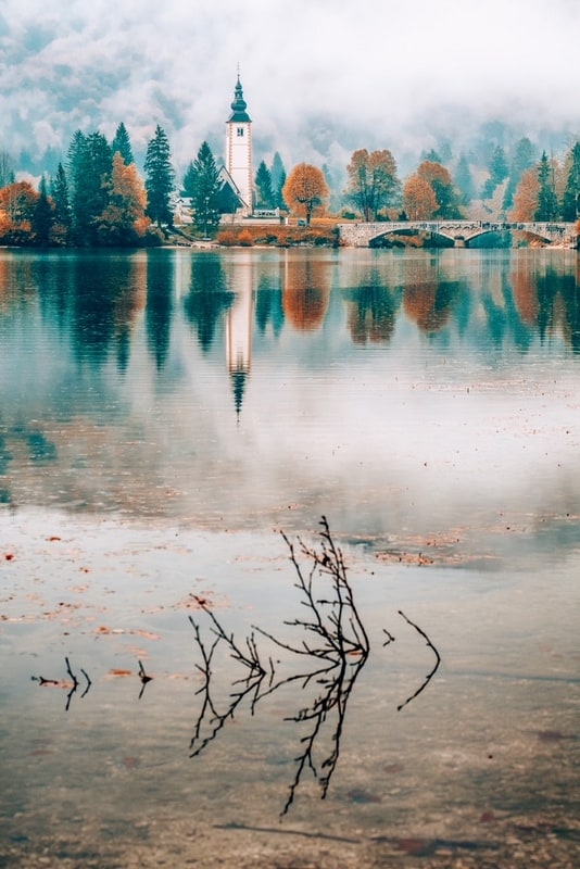 在特里格拉夫国家公园的Bohinj湖，秋天雾蒙蒙的早晨