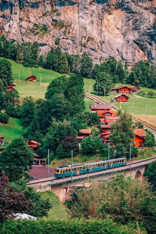 老式火车穿过位于瑞士阿尔卑斯山因特拉肯附近的Lauterbrunnen山谷。