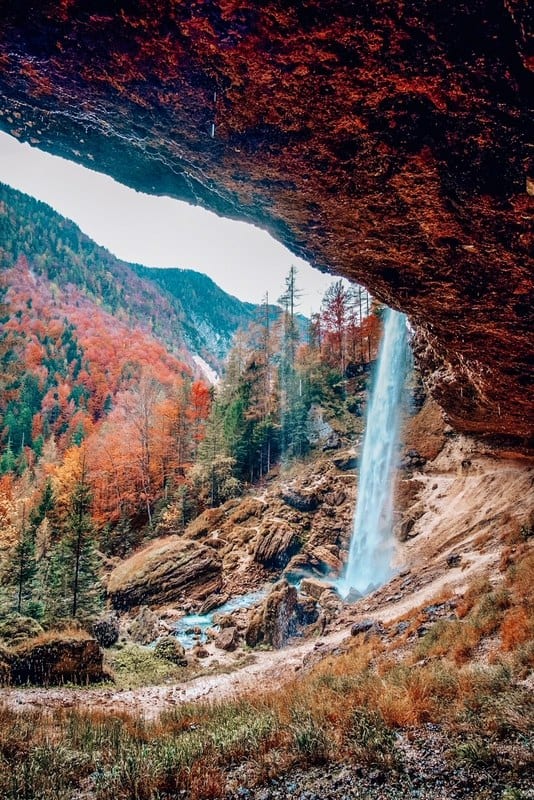 欧洲斯洛文尼亚朱利安阿尔卑斯的秋季瀑布佩里尼克