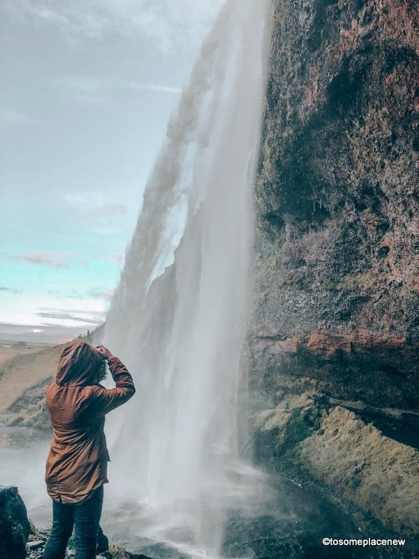 在冰岛南海岸Seljalandsfoss瀑布的女孩