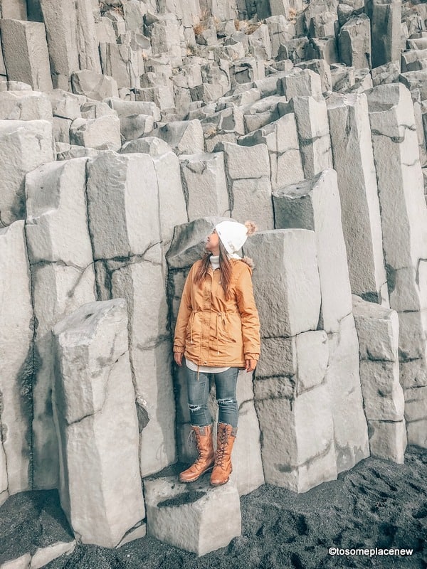 10月份在冰岛的着装小贴士。穿着夹克和靴子的女孩