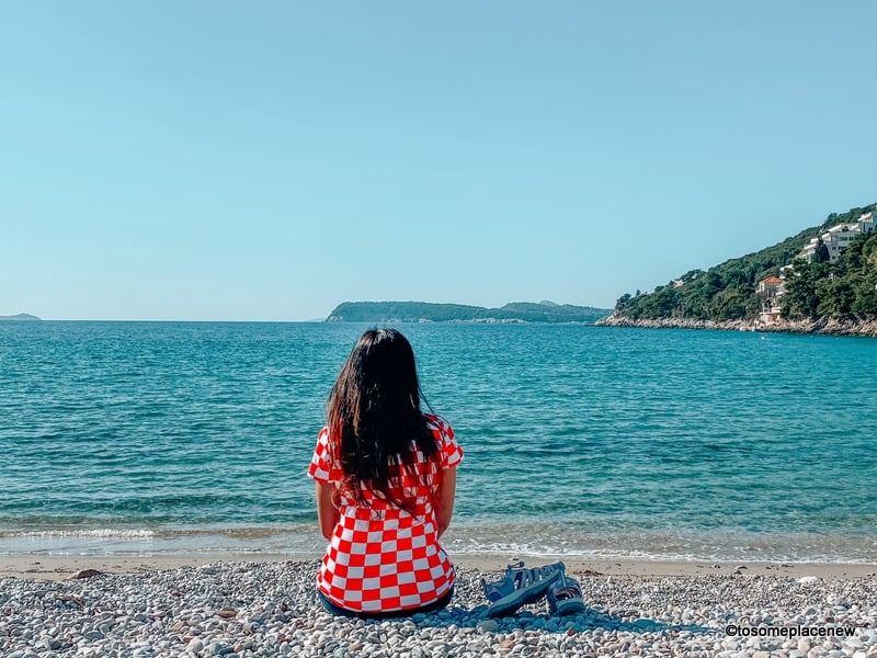 3月，克罗地亚，一个女孩坐在海滩边