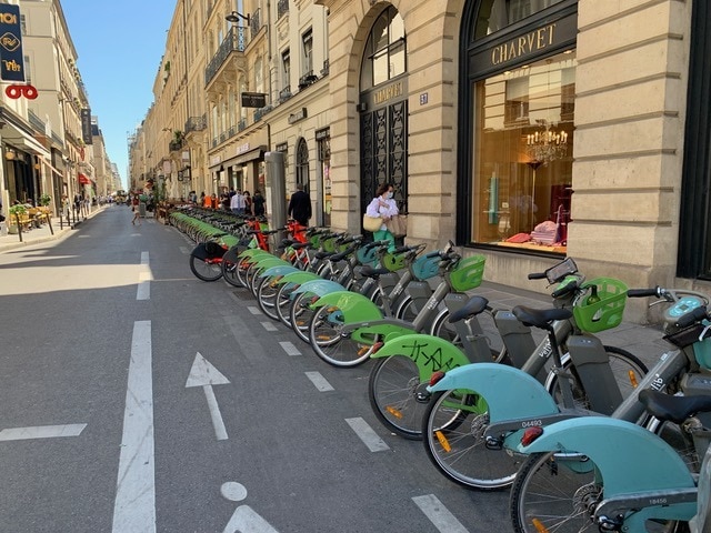 在巴黎骑自行车