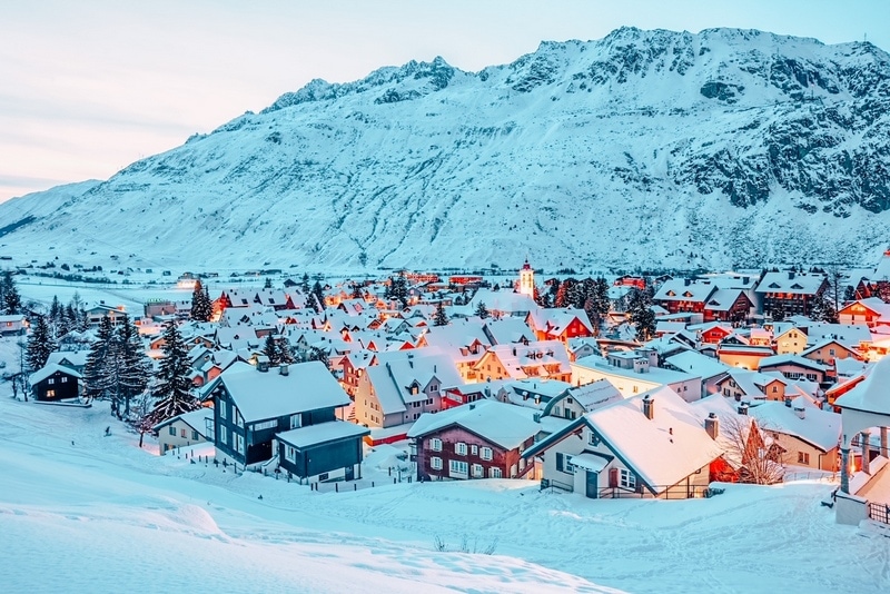 位于瑞士阿尔卑斯山脉的安德马特村，是瑞士著名的冬季运动胜地