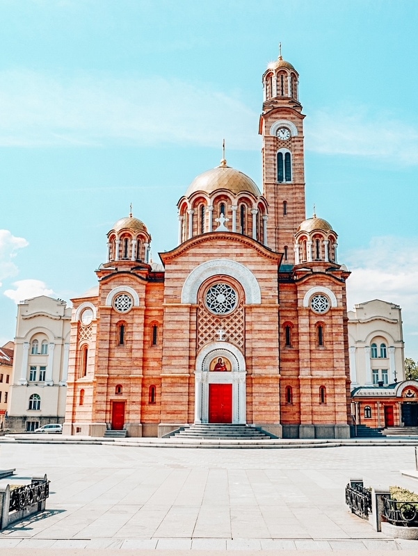巴尼亚卢卡基督救世主大教堂的正面视图。波斯尼亚和黑塞哥维那