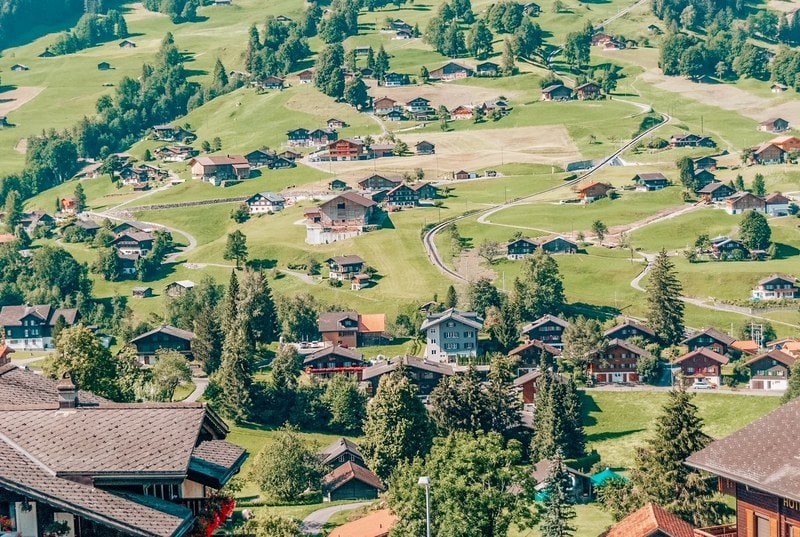 风景如画的瑞士小镇格林德沃。夏天的传统木屋，在爱格尔山北侧，周围是明亮的绿色牧场
