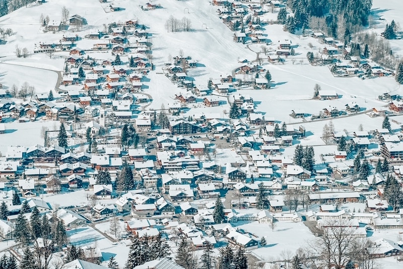 瑞士西门塔尔山谷伦克的冬天