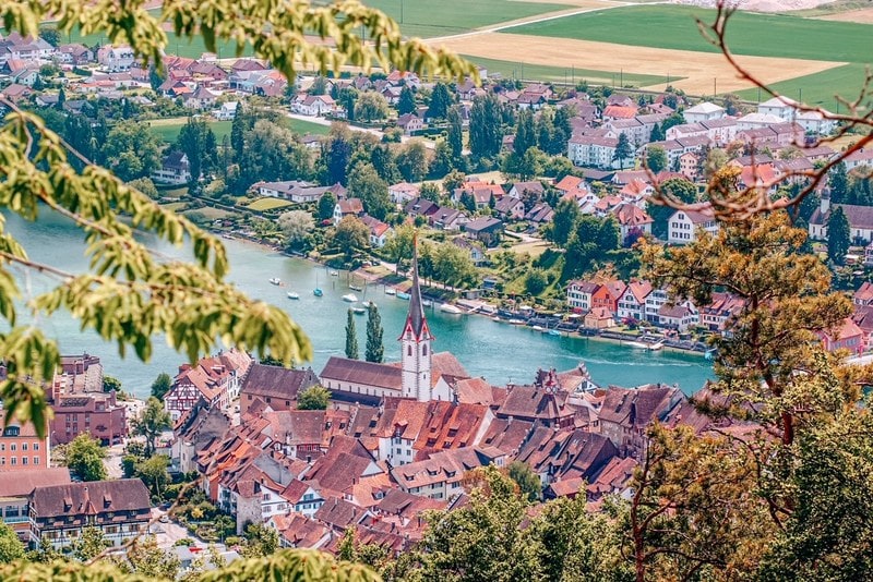 这是瑞士莱茵河岸边风景优美的历史小镇的山顶鸟瞰图